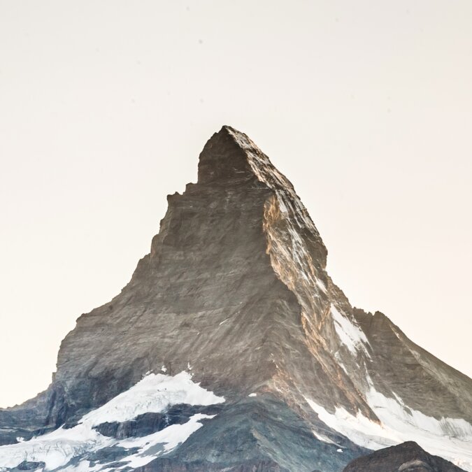 Zermatt, Schweiz. Matterhornberg bei Grindjisee mit Blumen im Vordergrund. Kanton Wallis. | © Shutterstock 2463962649