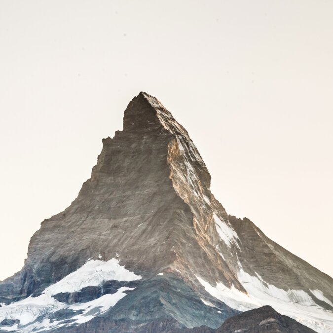 Zermatt, Suisse. Montagne du Cervin près du lac Grindji avec des fleurs au premier plan. Canton du Valais. | © Shutterstock 2463962649