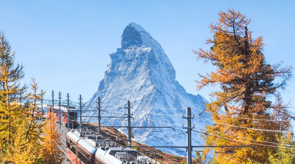 Gornergrat | © Shutterstock 1235275189 Touristenzug auf den Gornergrat zum Matterhorn-Aussichtspunkt in Zermatt, Bahnverkehr im Herbst | © Shutterstock 1235275189