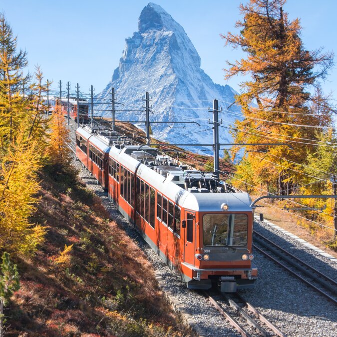 Train touristique montant au Gornergrat pour le point de vue sur le Cervin à Zermatt, transport ferroviaire en automne | © Shutterstock 1235275189