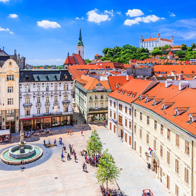 View over Bratislava's Old Town main square with historic buildings and the castle in the background | © shutterstock_725421652