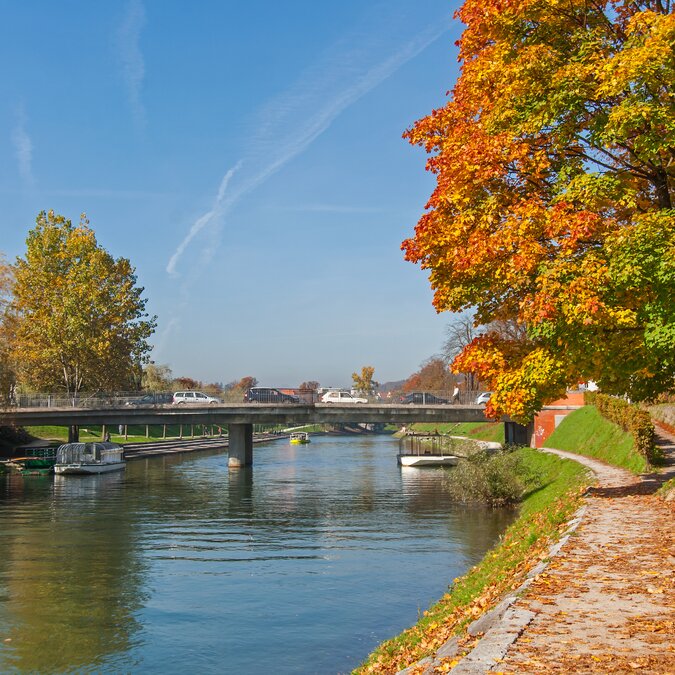 Promenade au bord de la rivière et arbres rougeoyants en automne | © shutterstock / 161871518