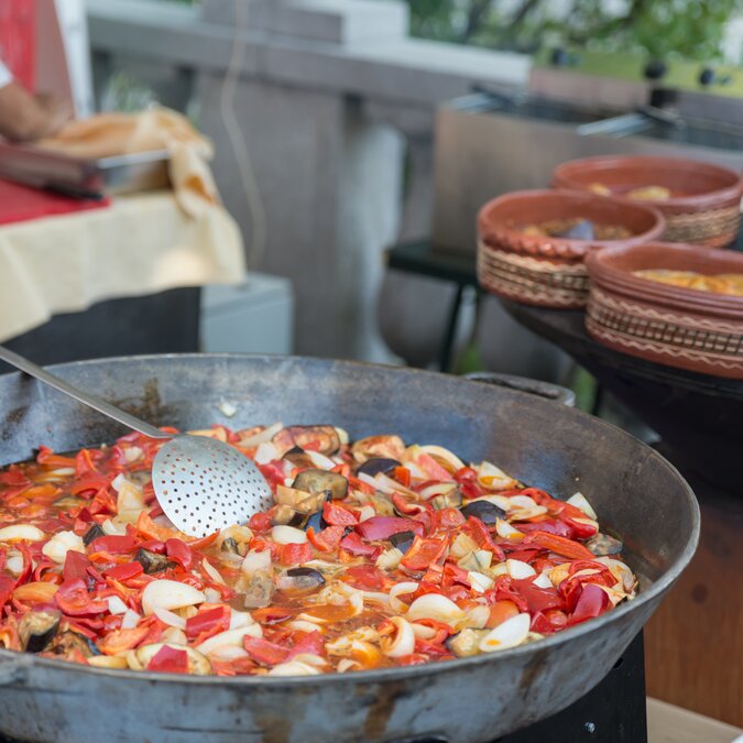 Grande poêle avec des légumes à l'Open Kitchen Festival de Ljubljana | © shutterstock / 1081703786