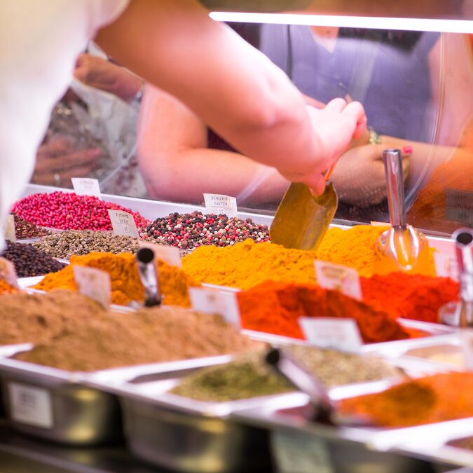 Vente d'épices sur le marché de la Boqueria à Barcelone. Espagne | © Shutterstock 149895926