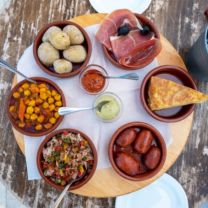 Mahlzeiten von sechs Tapas auf einer Terrasse