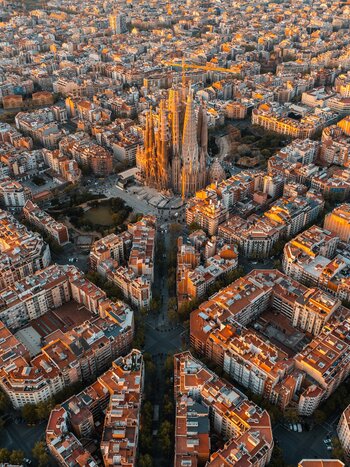Sagrada Familia und Eixample | © Shutterstock_2165398797