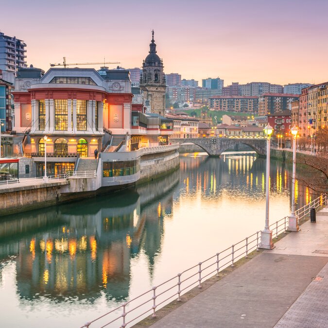 Promenade au bord du fleuve Nervión à Bilbao au crépuscule | © shutterstock_582597751