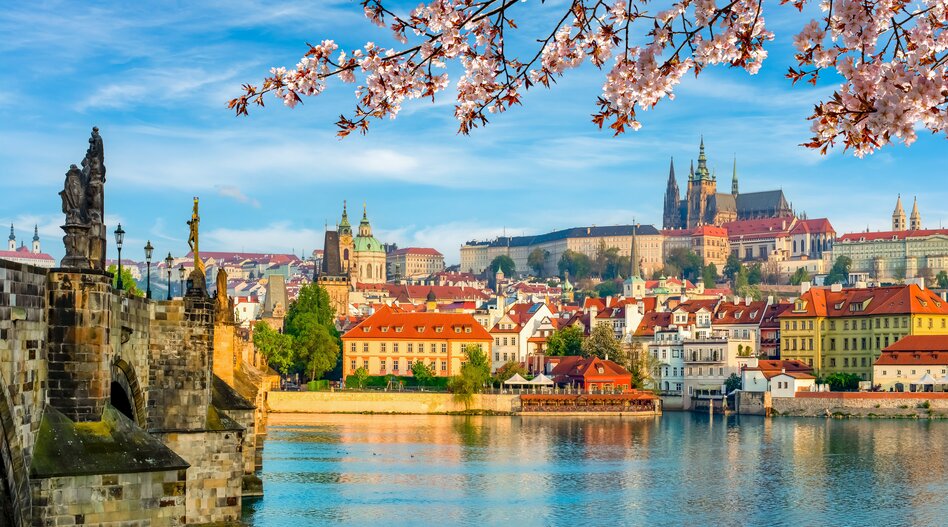 Panorama paysager de Prague avec le château du Hradschin et la Vltava au printemps | © Shutterstock 2427012683