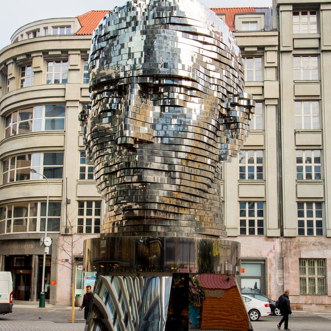 Die bewegende Statue Franz Kafka des tschechischen Künstlers David Cerny | © Shutterstock 533764471