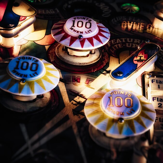 Gros plan sur les boutons d'un flipper | © shutterstock / 573557728