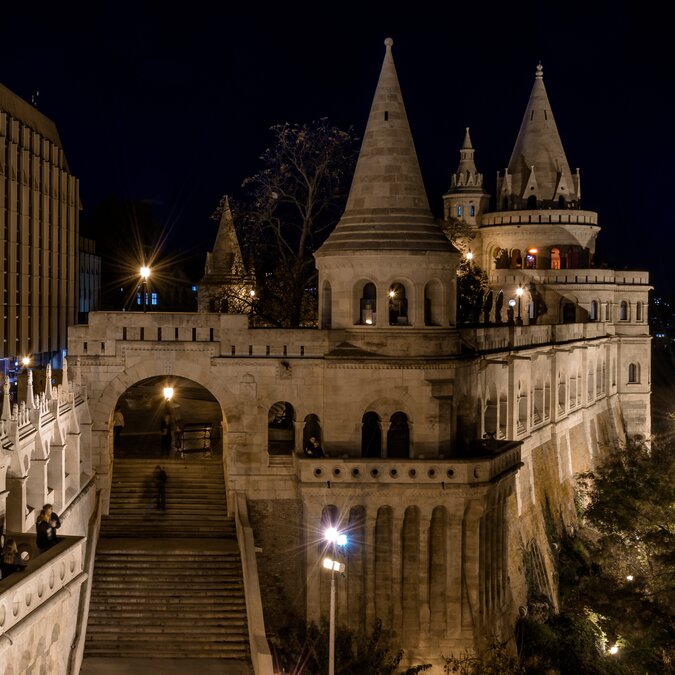 Bastion des pêcheurs à Budapest de nuit | © shutterstock / 1258042558